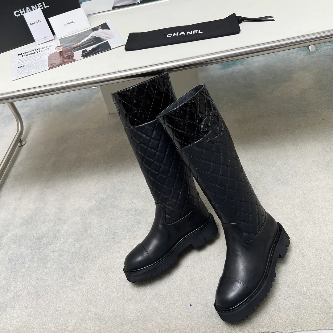 👟👟Ex-factory price 940👟👟 High version of Chanel CHANEL, 🌞🌞🌞Xiaoxiang 2024b autumn and winter counter’s latest short boots, a must-have item for this autumn and winter! ! Ms. Chanel loves simple yet irresistible combinations to show her unique style. Mix and match freely to shine⚡Follow Grandma’s fashion steps! ! ! The top-notch craftsmanship and texture are perfectly presented. No matter any details, you can compare them with the counters. The best quality products can be entered and exited from the counters at will! ! ❶Fabric: Imported cowhide➕Patent leather➕Electric embroidered rhombus ❷Inner lining: Imported sheepskin➕cowhide ❸Foot pads: Imported cowhide lining ❹Outsole: Original molded sole ❺Heel height: 5cm ❻Boot shaft height: 14.5 inches ❼Number: 35-40 (40 and 41 are customized and non-refundable)